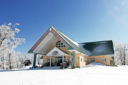 ひだ流葉スキー場 ユニークな2つの三角屋根が目印の「Mプラザ」