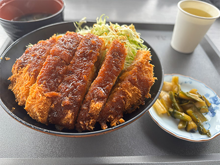 お腹も心も満たされる！ゲレ食とリフレッシュ空間