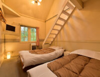 【白馬サンバレーホテル】お部屋の一例1。1階にはベッドルーム、2階にはお布団が引けるメゾネットタイプのお部屋。