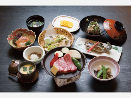 【ホテルグランジャム栂池・夕食の一覧】信州プレミアム牛の陶板焼きと山菜天ぷらをご賞味