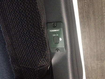 JAMJAMライナー EXCELLENT 4列シート（トイレ付） USBポートイメージ