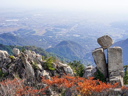 落ちそうで落ちない地蔵岩　　　　　　　　　　※地蔵岩は登山ルートにある為、見ることはできません