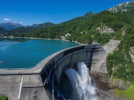 期間限定の圧巻の観光放水