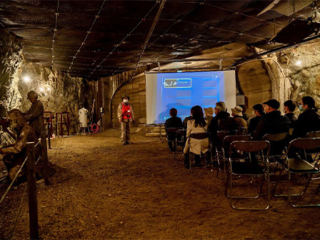 専門ガイドとともに歴史散策