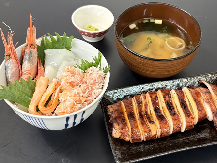 日本海さかな街 選べる蟹ランチ　　　　　　　　※写真の食事は7店舗の中の一部のメニューとなります