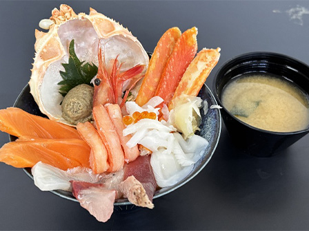 日本海さかな街 選べる蟹ランチ　　　　　　　　※写真の食事は7店舗の中の一部のメニューとなります