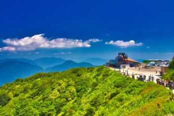 伊吹山山頂・夏山・夏空・白い雲