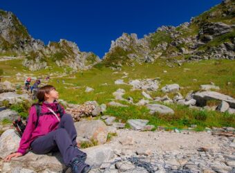 千畳敷カールで風を感じる登山女子