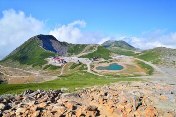 富士見岳から望む畳平と鶴ヶ池