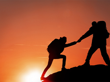 富士登山トレーニング 富士登山トレーニング 手を差し伸べるガイド