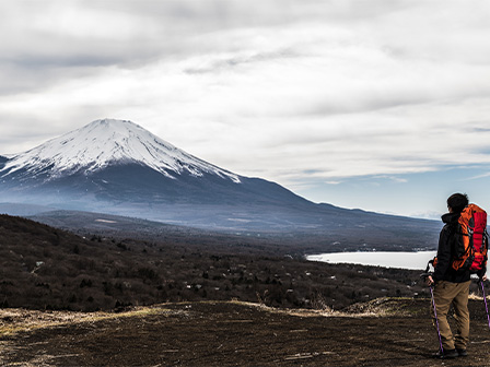 富士登山トレーニング 富士山を前に決意を込めてこれから登ろうとする男性