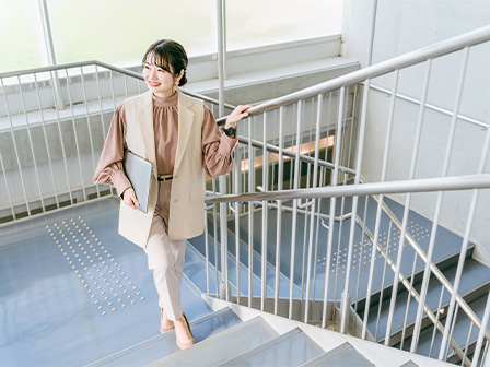 富士登山トレーニング 日常生活をトレーニングにする女性 階段を上がる