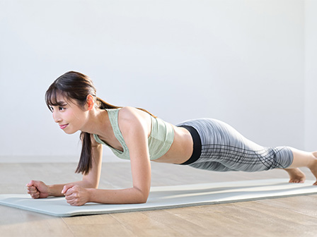 富士登山トレーニング プランクする女性