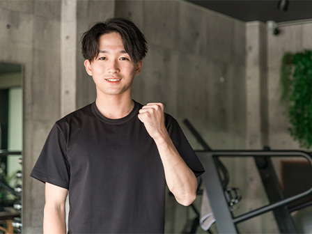 富士登山トレーニング ガッツポーズする男性トレーナー