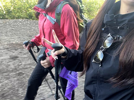 世界文化遺産富士山の山頂で叶えたい7つのこと SNS自撮りでピースする女性