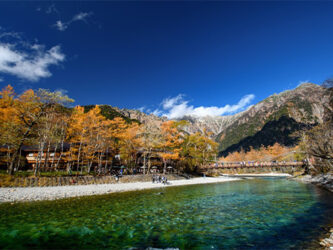秋の河童橋と梓川
